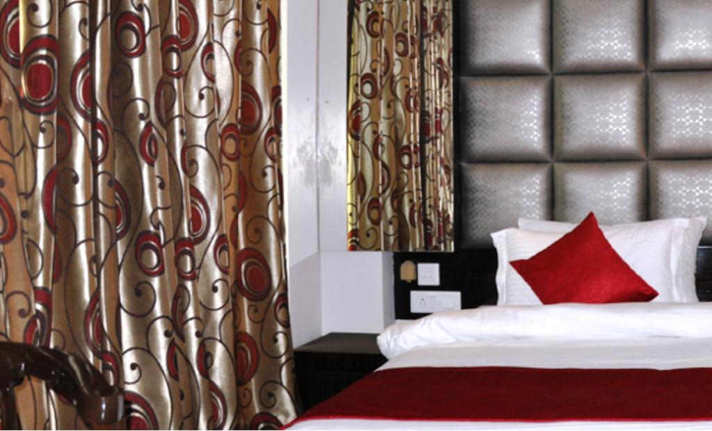 Fabexpress Lotus Palace Hotel