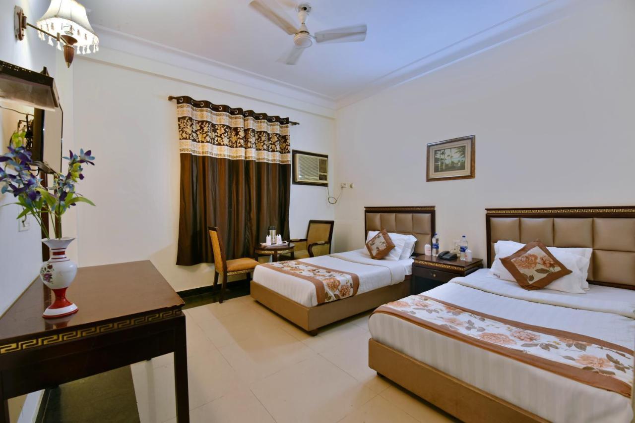 Hotel I & Revels Near Railway Station- By Ap Singh 3*