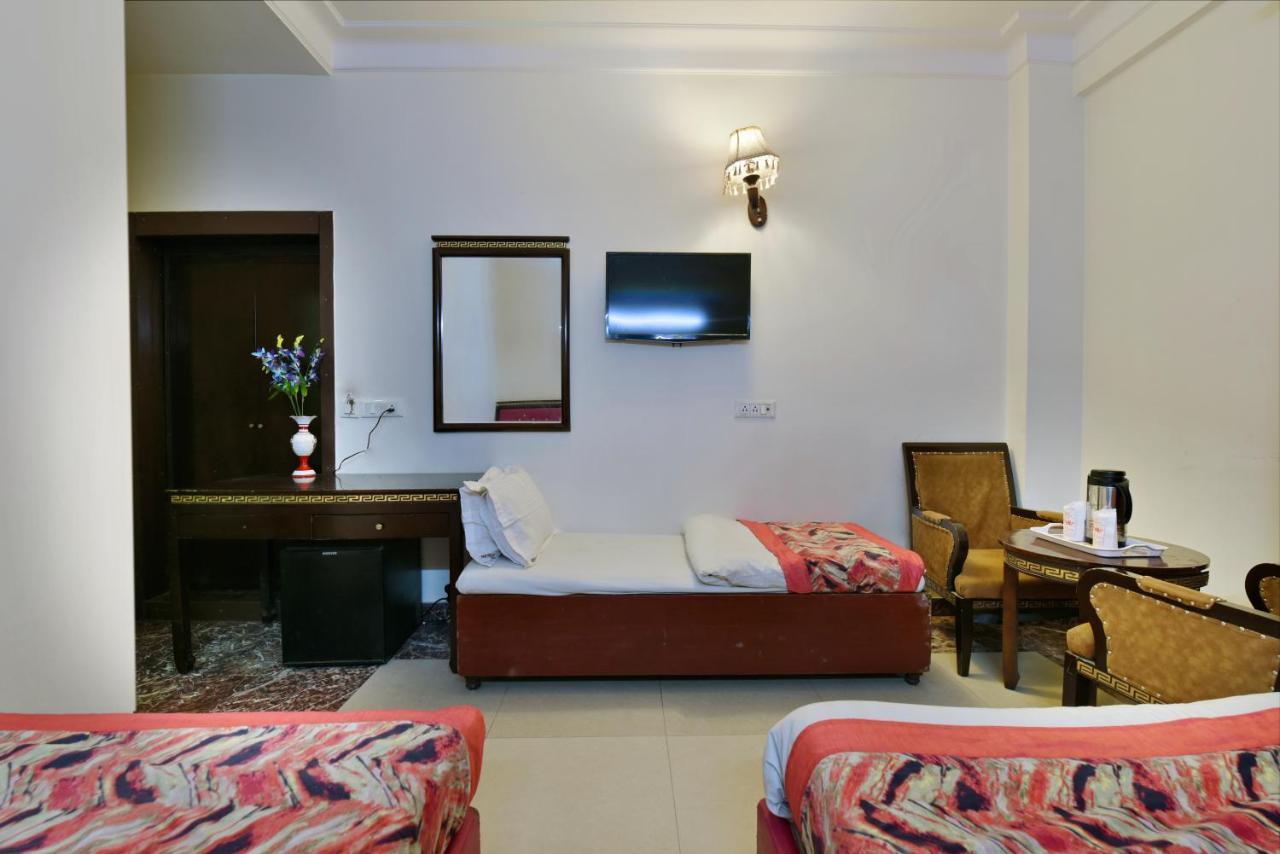 I & Revels Near Railway Station- By Ap Singh 3* Nova Deli