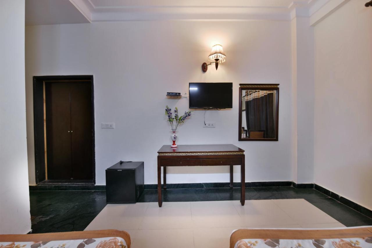 I & Revels Near Railway Station- By Ap Singh 3* Nova Deli