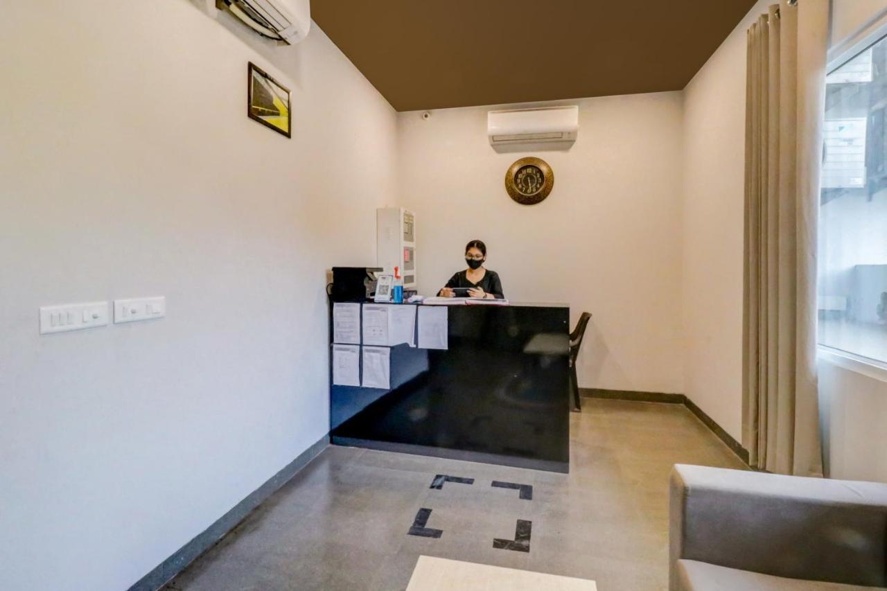 Oyo Townhouse 461 Grey House Near Nawada Metro Station 4*