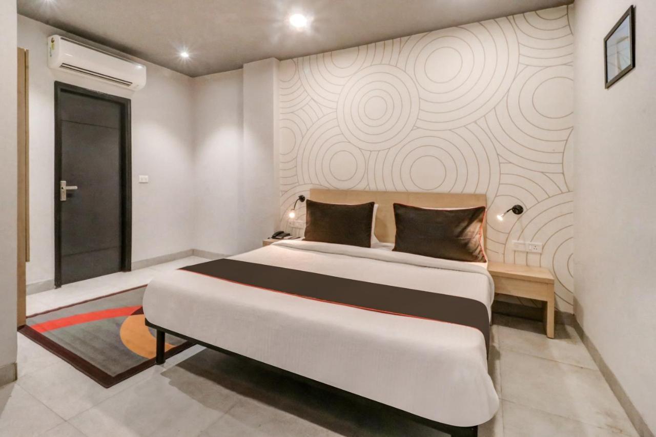 Hotel Oyo Townhouse 461 Grey House Near Nawada Metro Station 4*