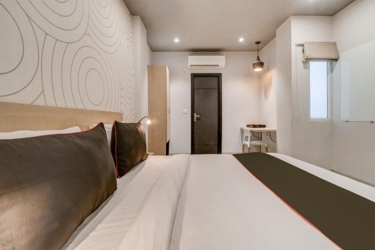 Hotel Oyo Townhouse 461 Grey House Near Nawada Metro Station 4*