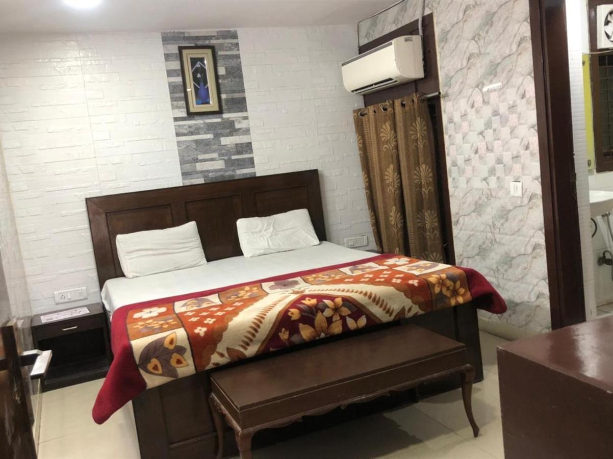White Palace,nizamuddin Railway Station * Nova Deli