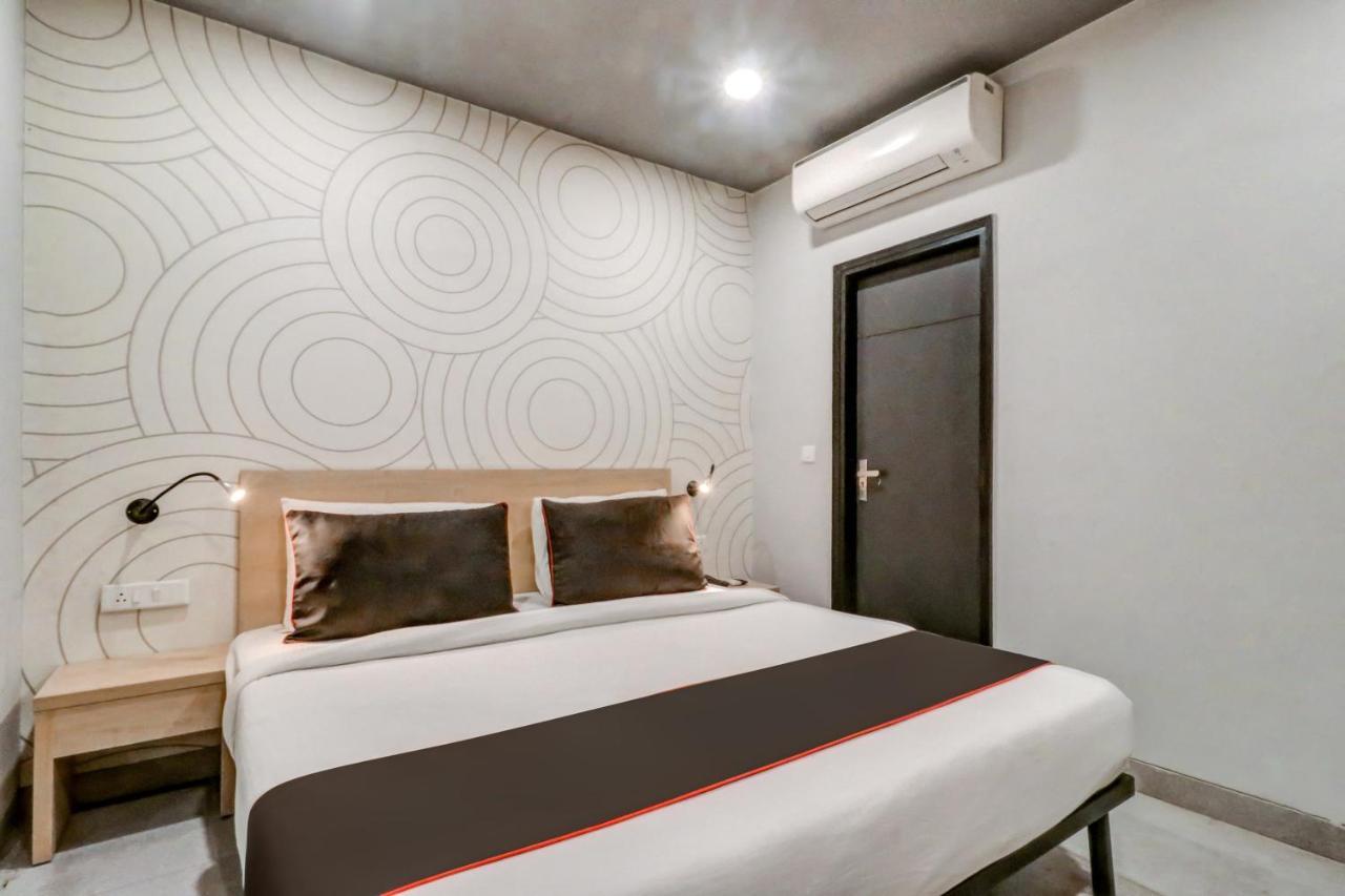 Hotel Oyo Townhouse 461 Grey House Near Nawada Metro Station