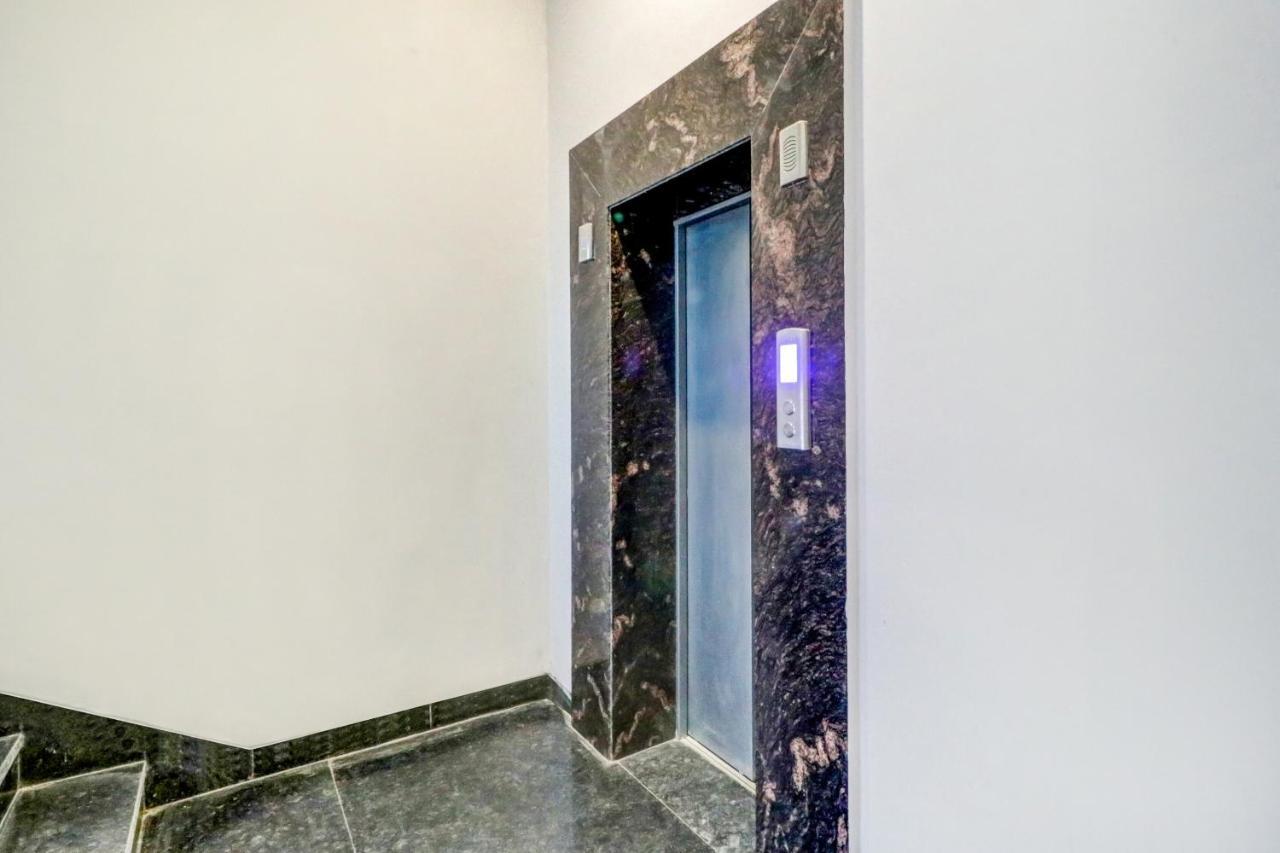 Hotel Oyo Townhouse 461 Grey House Near Nawada Metro Station
