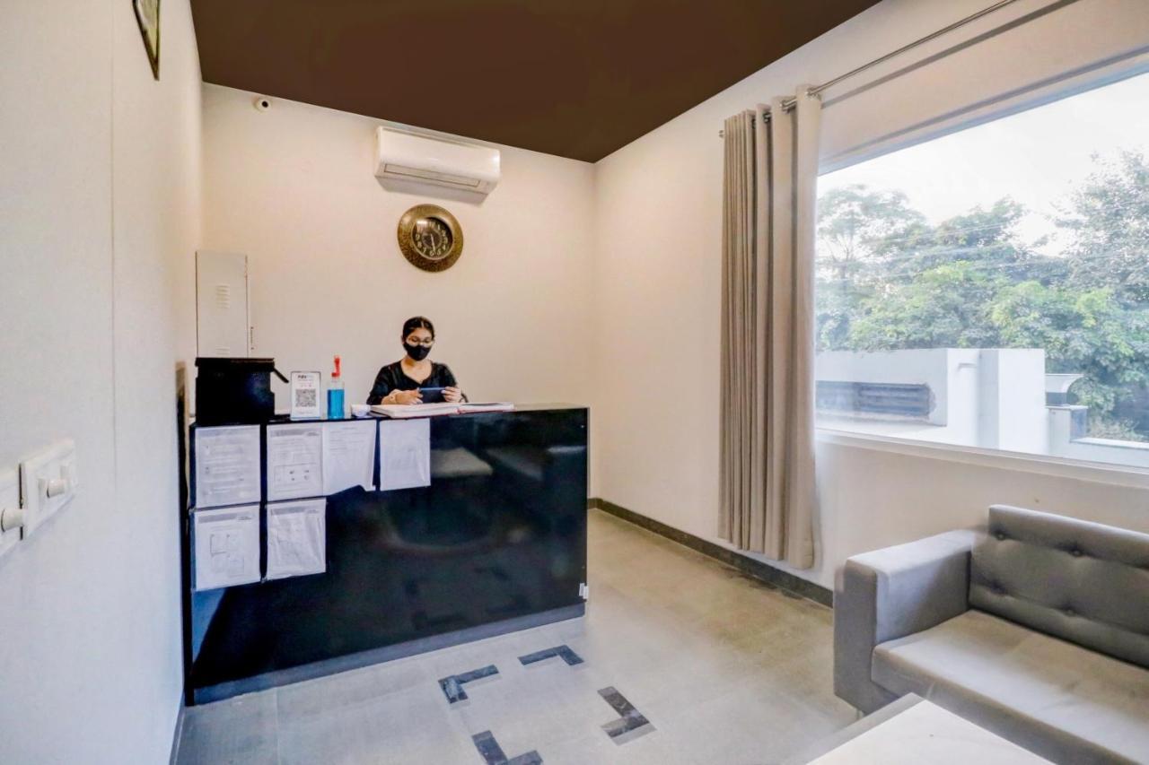 Oyo Townhouse 461 Grey House Near Nawada Metro Station 4* New Delhi