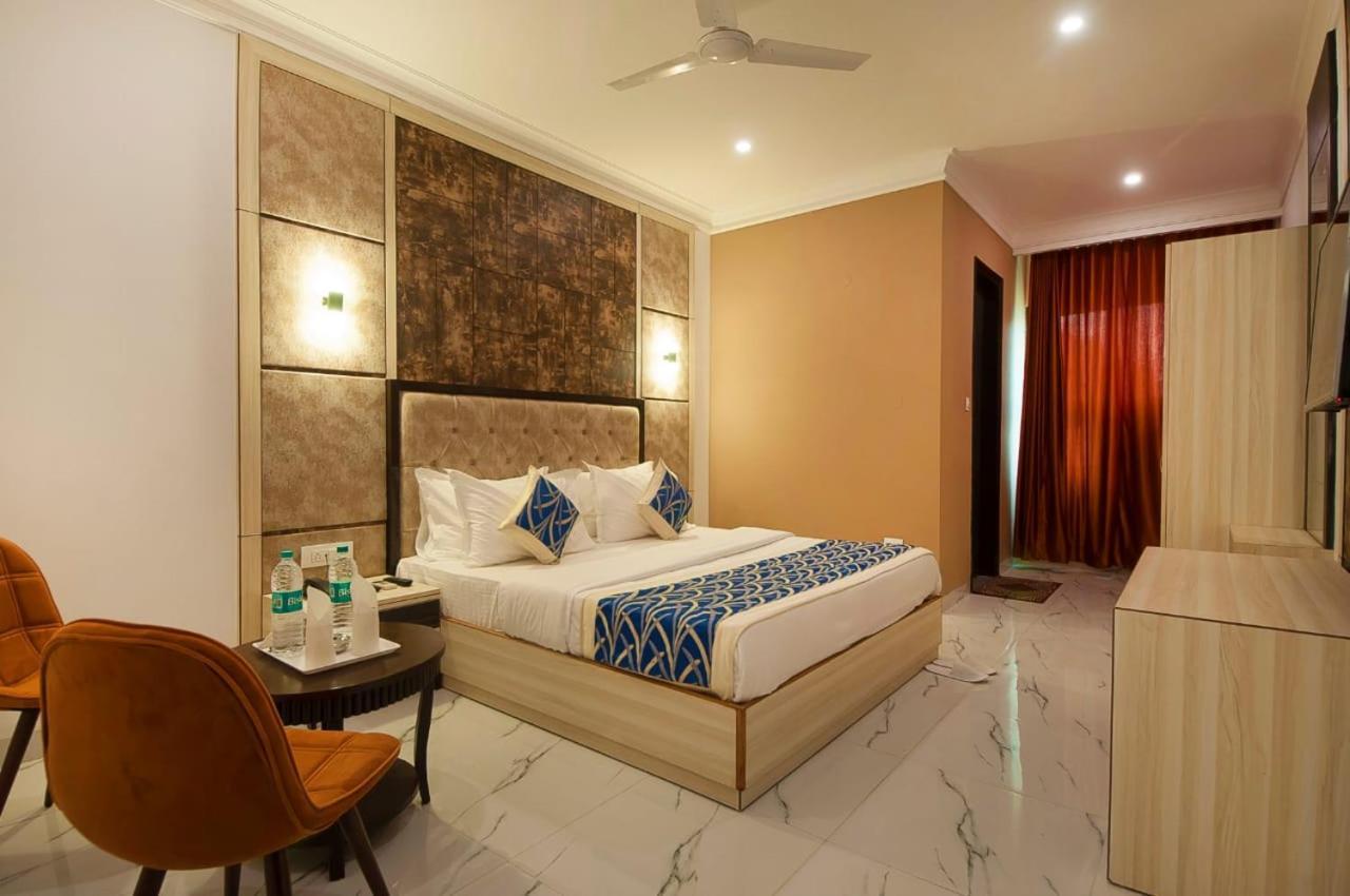 Hotel Almora Near Delhi Airport 3*