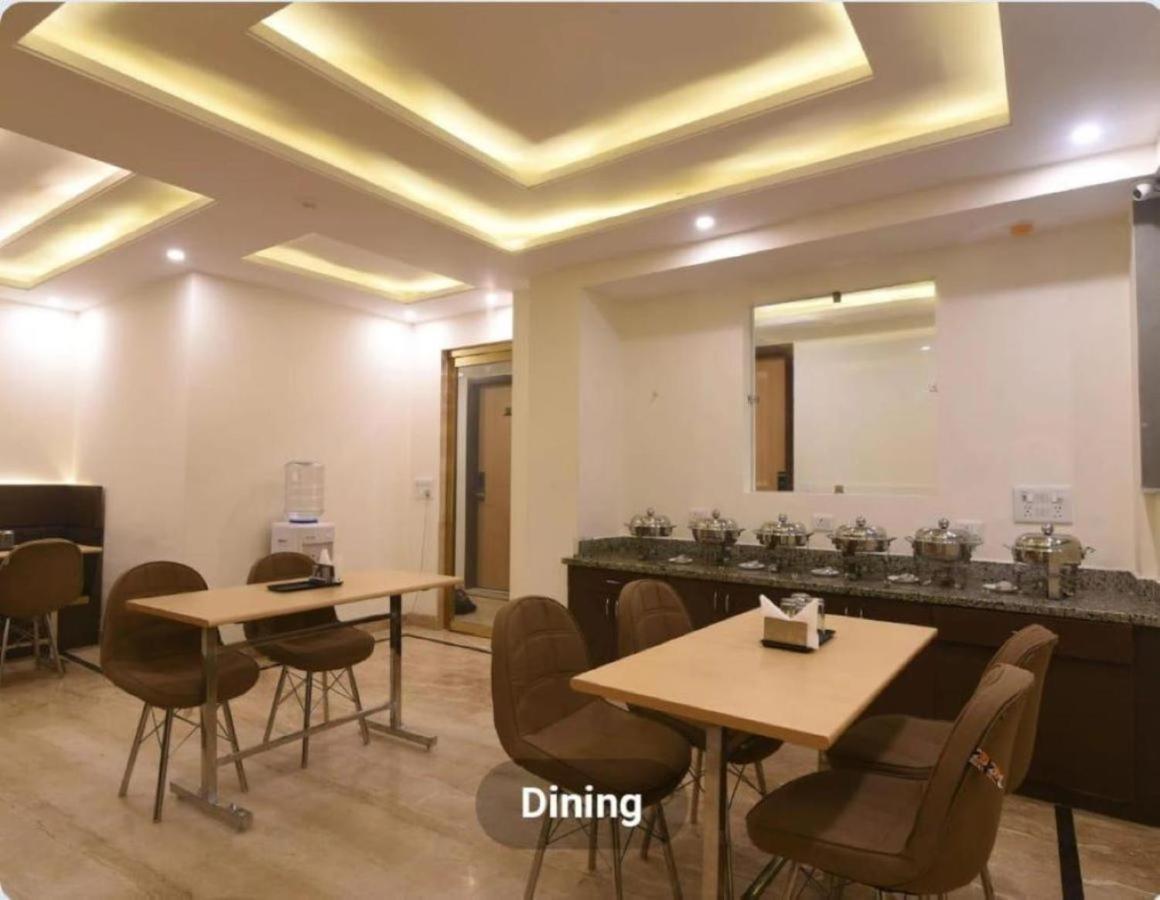 Del Near Igi Airport 3*