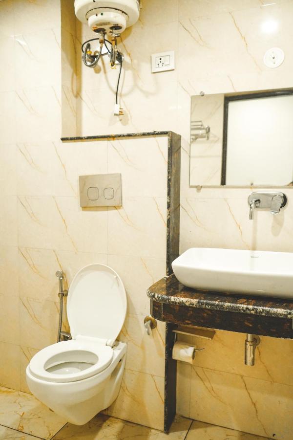Hotel Roomshala 053 Tej Palace - Near Igi Airport Delhi Nova Deli