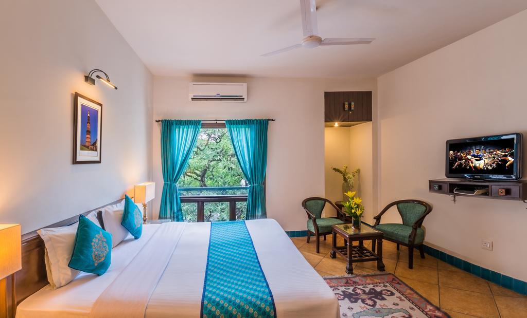 Home@f37 Kailash Colony Metro 3*