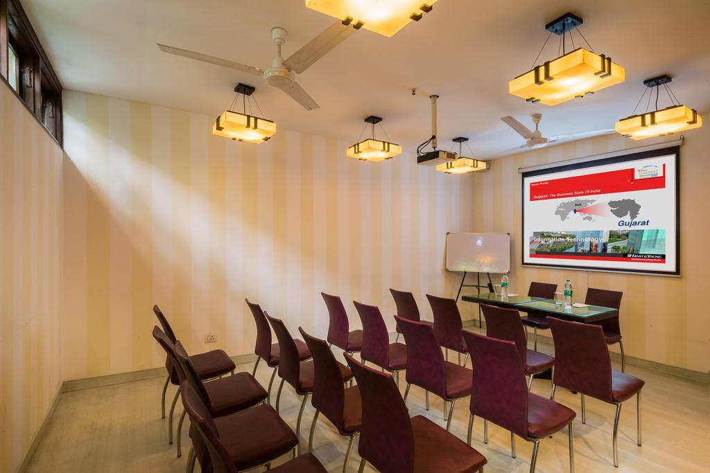 Home@f37 Kailash Colony Metro 3*