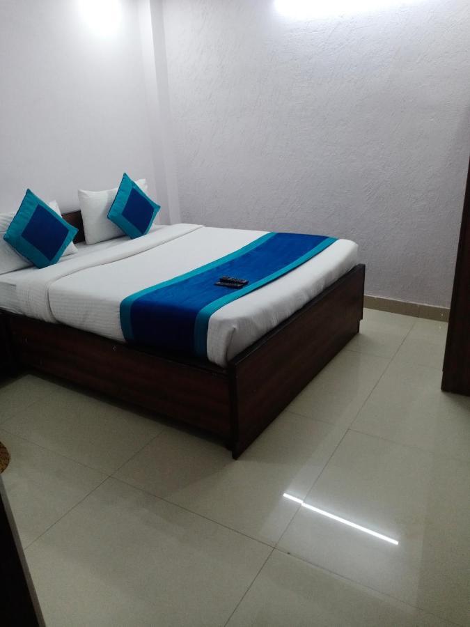 Hotel Cozy Cave Near Igi Airport Delhi 4*