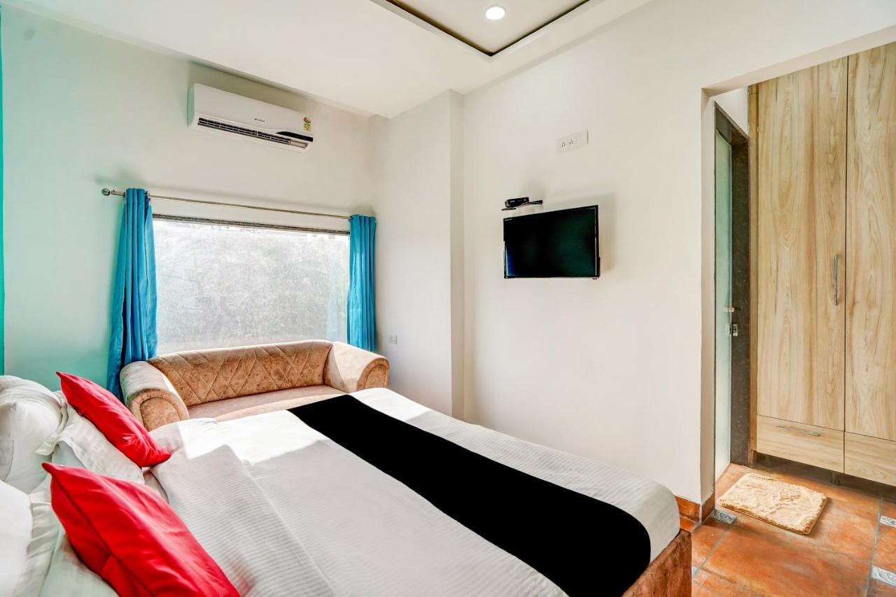 Capital O Mannat Near Shalimar Bagh Metro Station