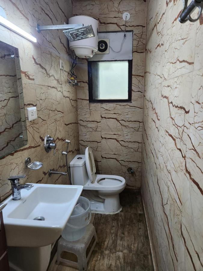 Cozy Cave Near Igi Airport Delhi