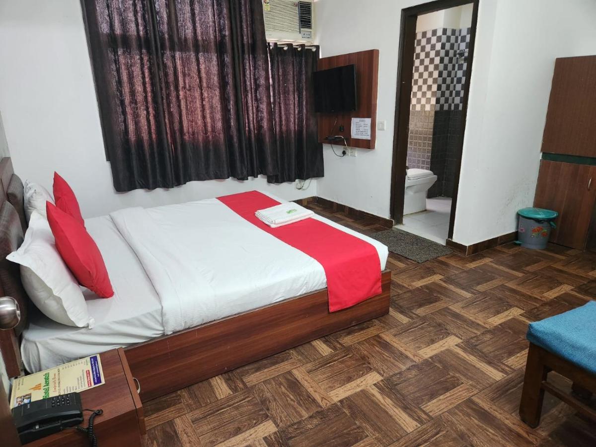 Hotel Cozy Cave Near Igi Airport Delhi 4*