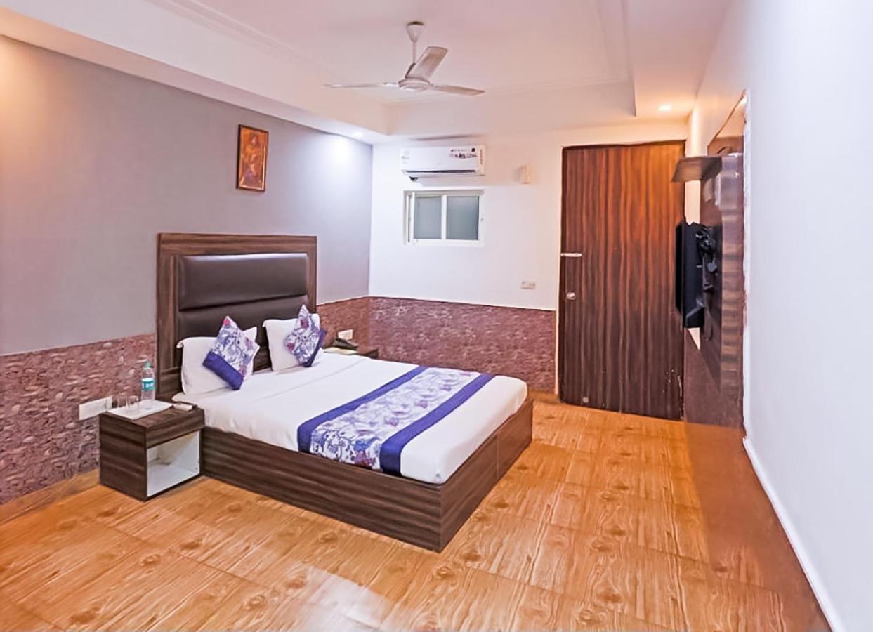 Hotel Roomshala 067 Rs Residency New Delhi