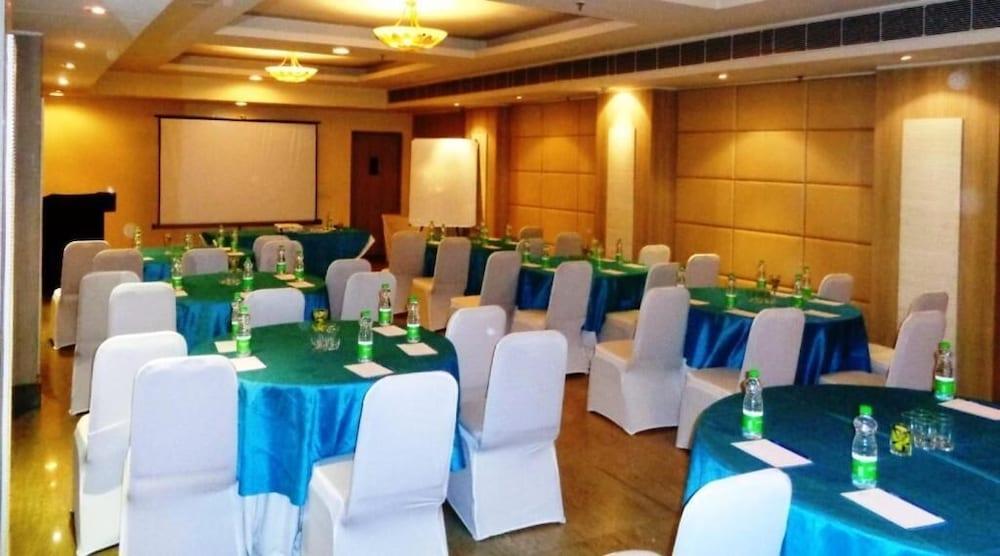 Hotel Sarovar Portico Naraina, 3*