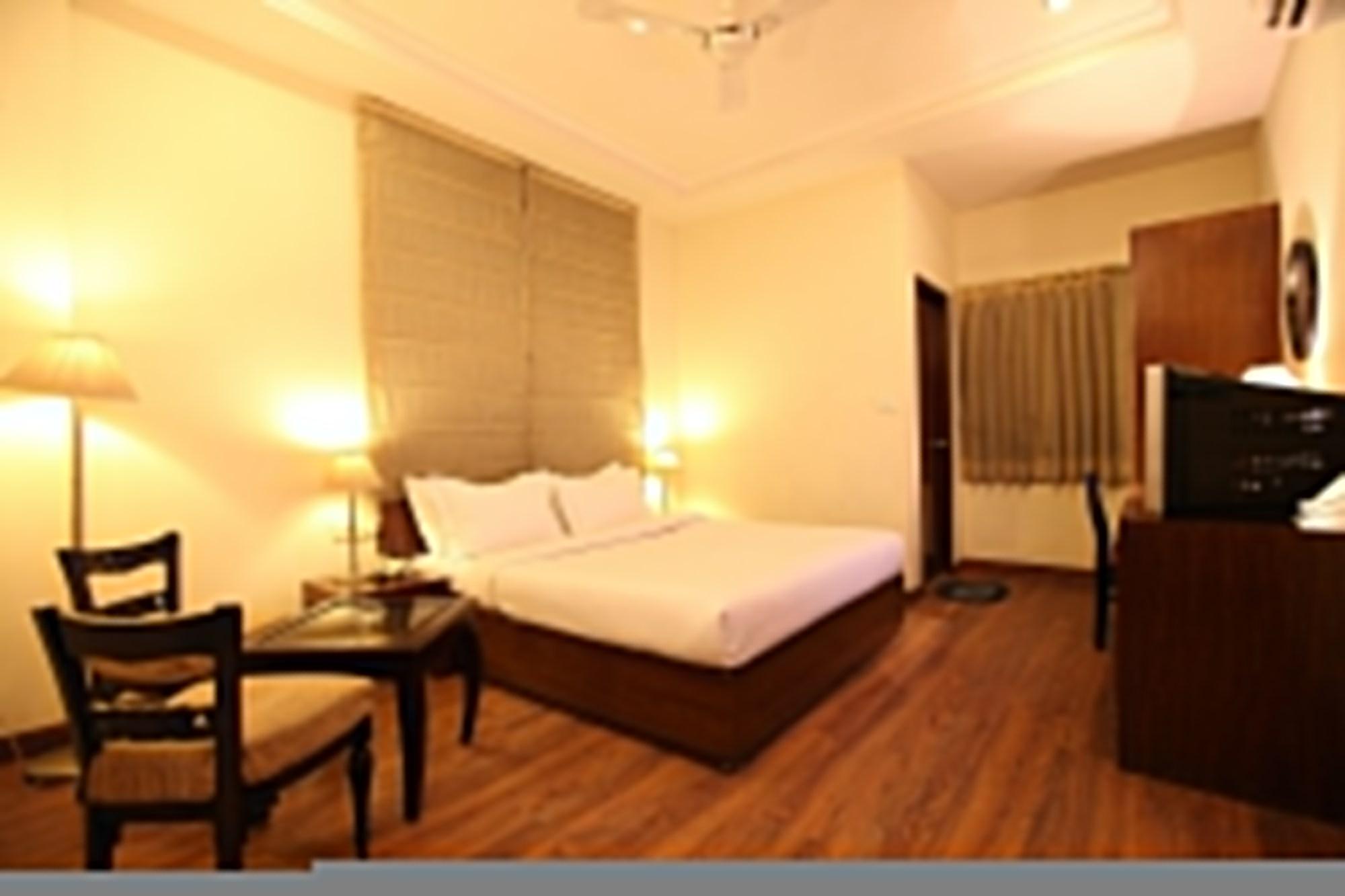 Hotel Waves, Airport 3*