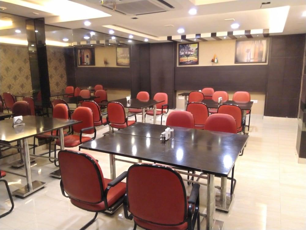 Arihant Inn-near Blk Hospital 2*