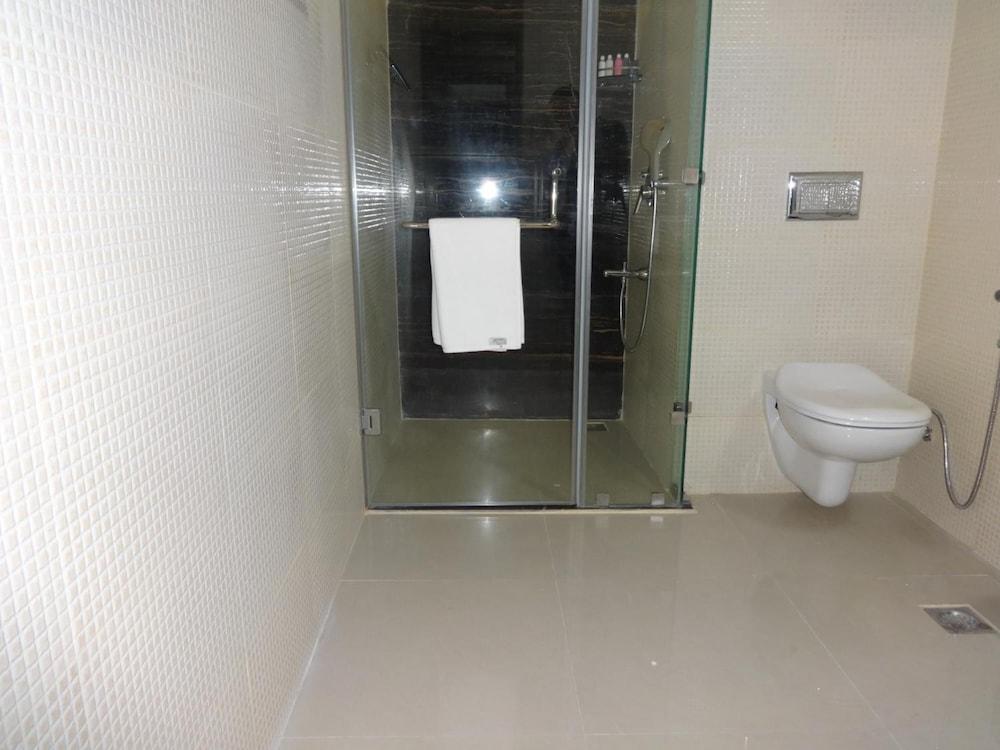 Hotel The Pamposh 3*