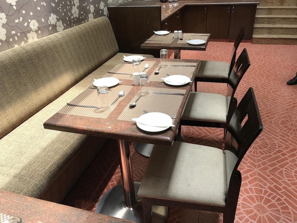 Hotel Indus Biznotel 4*