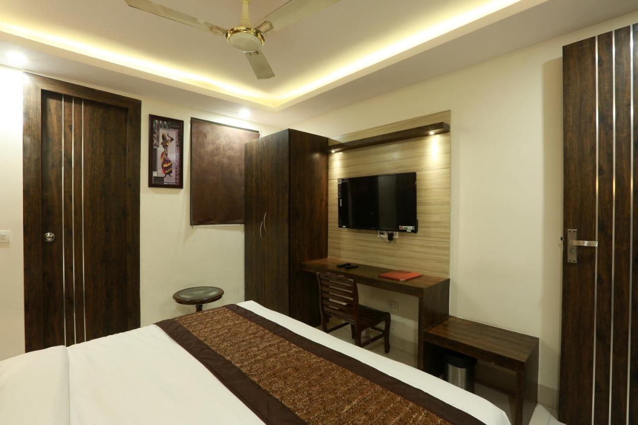 Hotel Red Velvet Suites At Delhi Airport *