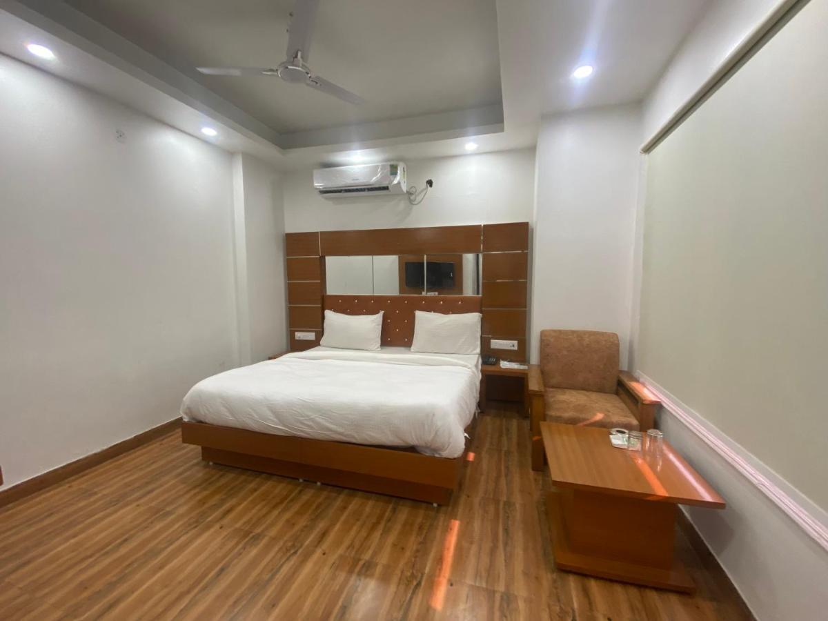 Hotel Red Coral - Netaji Subhash Place, Pitampura