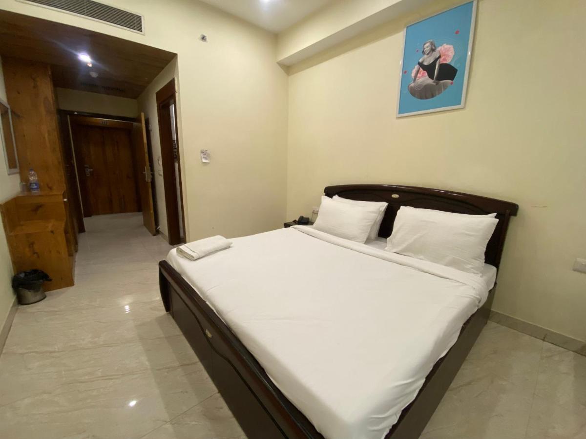 Hotel Red Coral - Netaji Subhash Place, Pitampura 3*