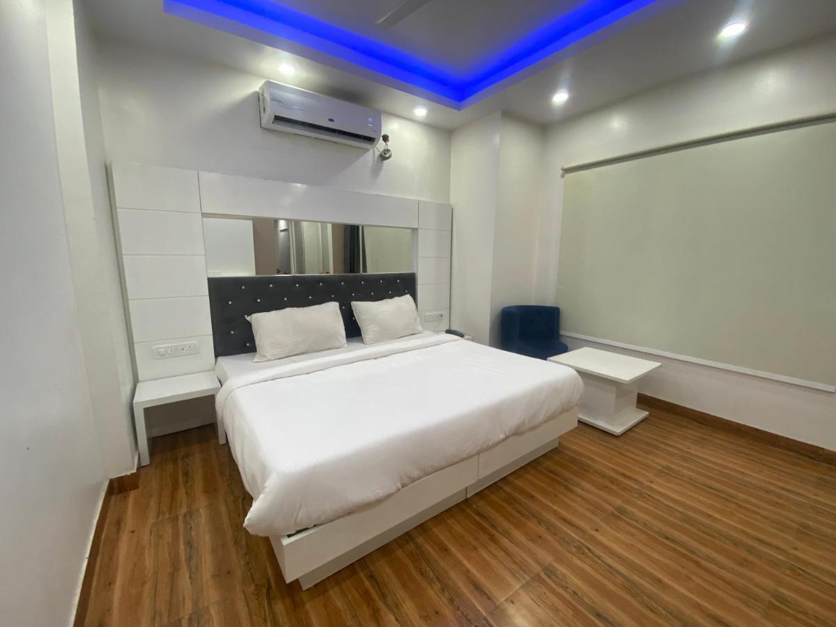 Red Coral - Netaji Subhash Place, Pitampura Hotel