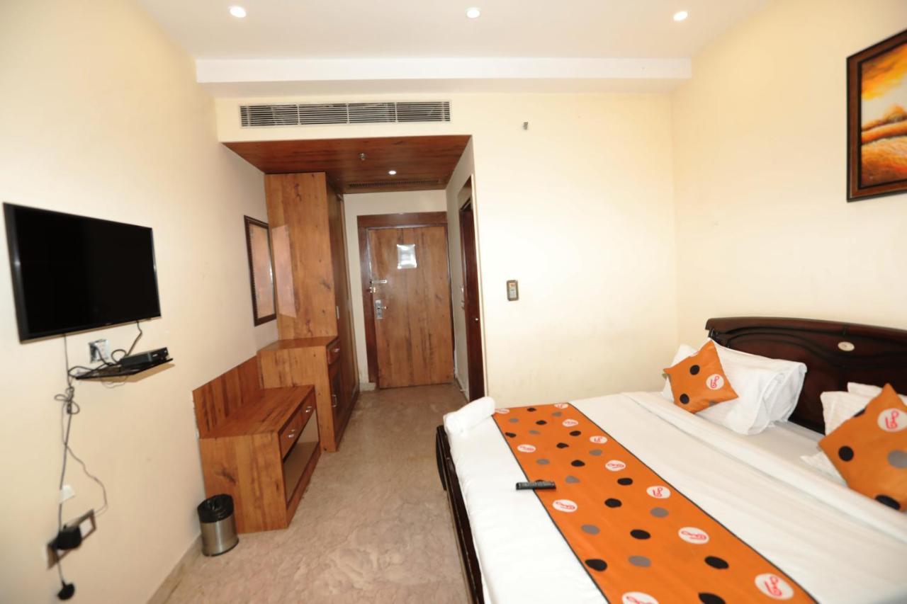 Hotel Red Coral - Netaji Subhash Place, Pitampura