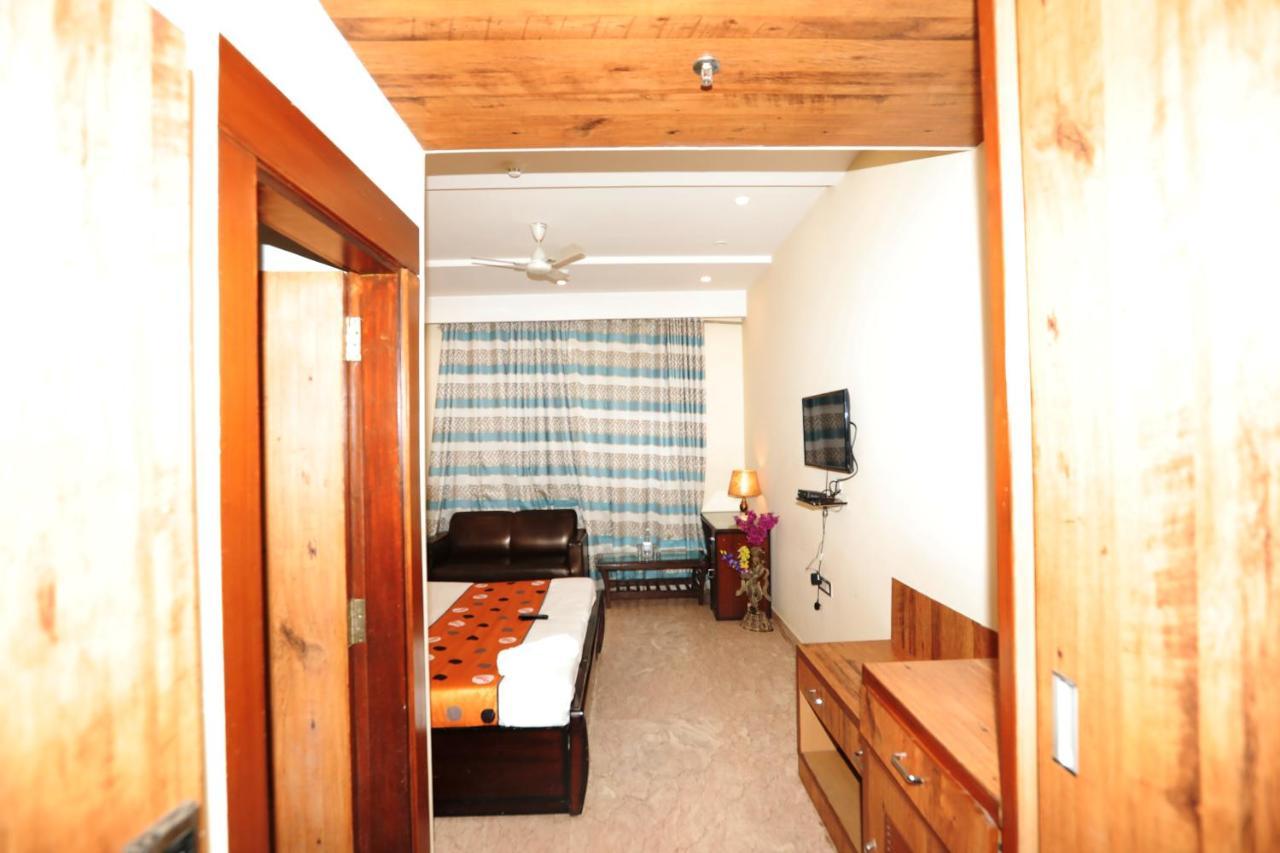 Hotel Red Coral - Netaji Subhash Place, Pitampura