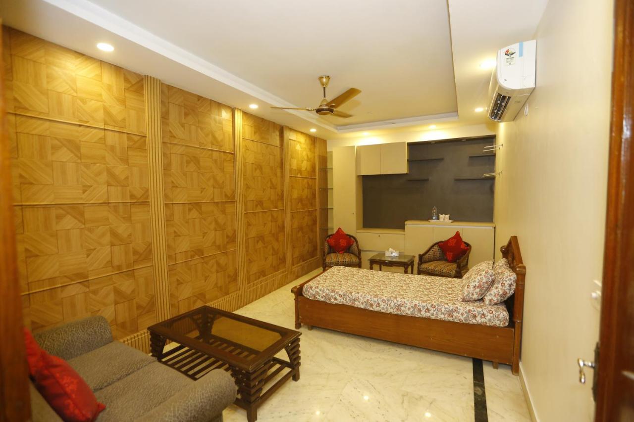 Badal's Nest I Near Aiims I Near Safadarganj I South Delhi I Couple Friendly I Homestay *