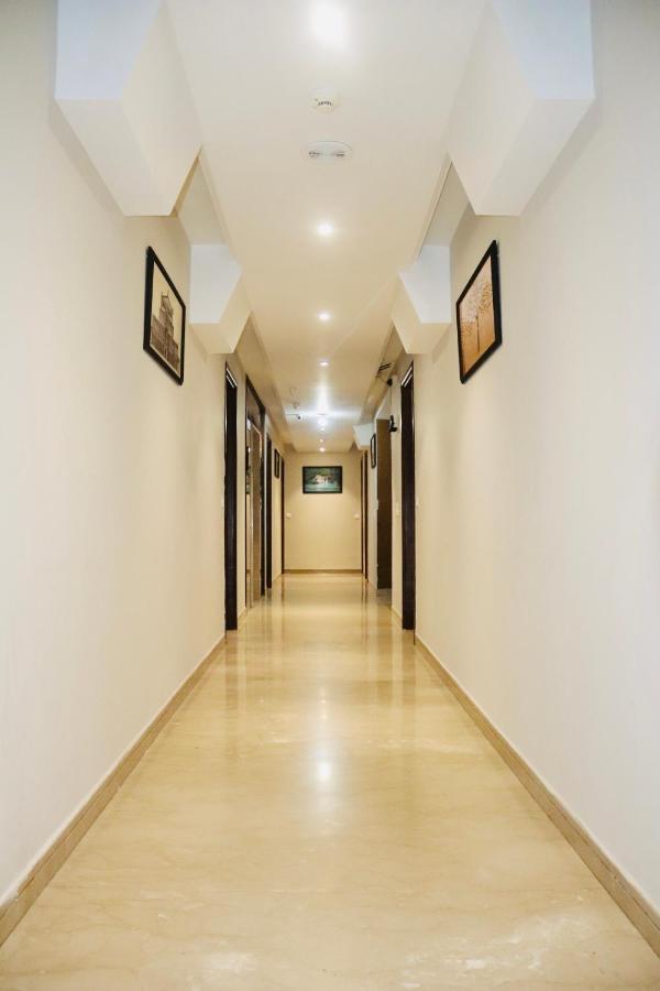 Magic Tree Karol Bagh Metro Station New 3*