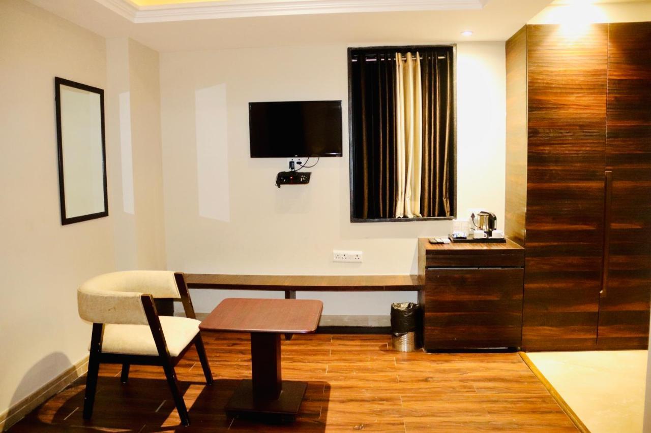 Magic Tree Karol Bagh Metro Station New 3*