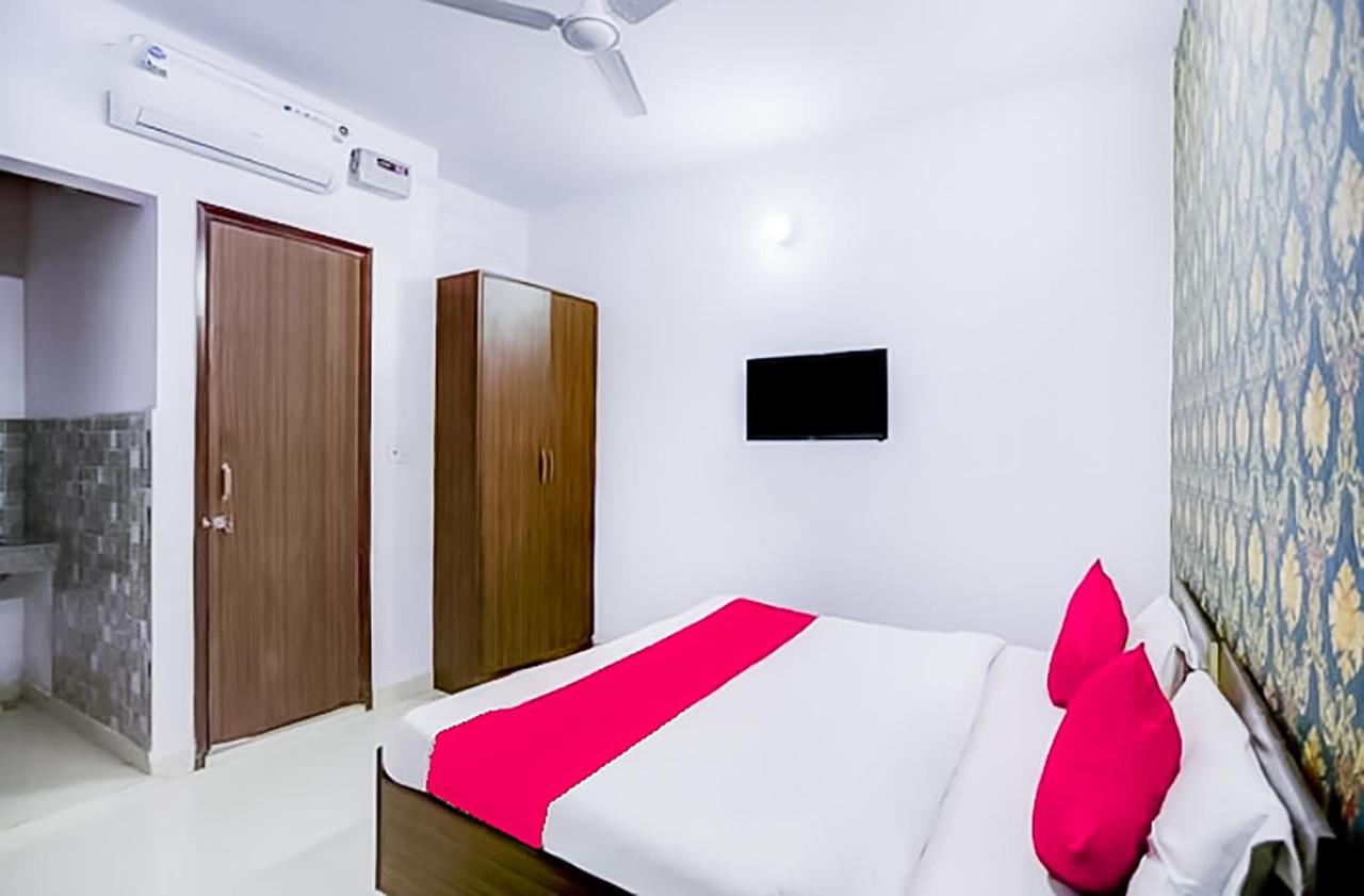 Hotel Deluxe In Lajpat Nagar Near Bikanerwala New Delhi