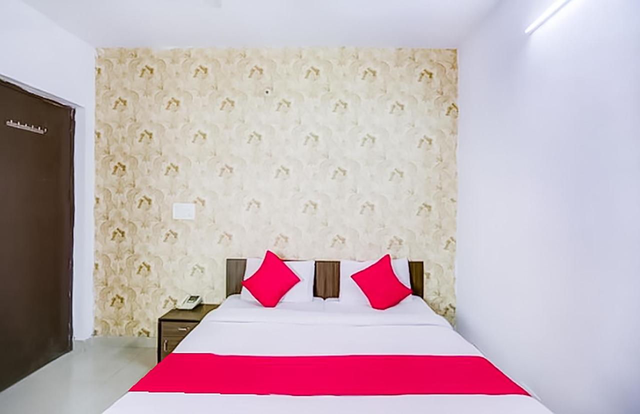 Hotel Deluxe In Lajpat Nagar Near Bikanerwala New Delhi