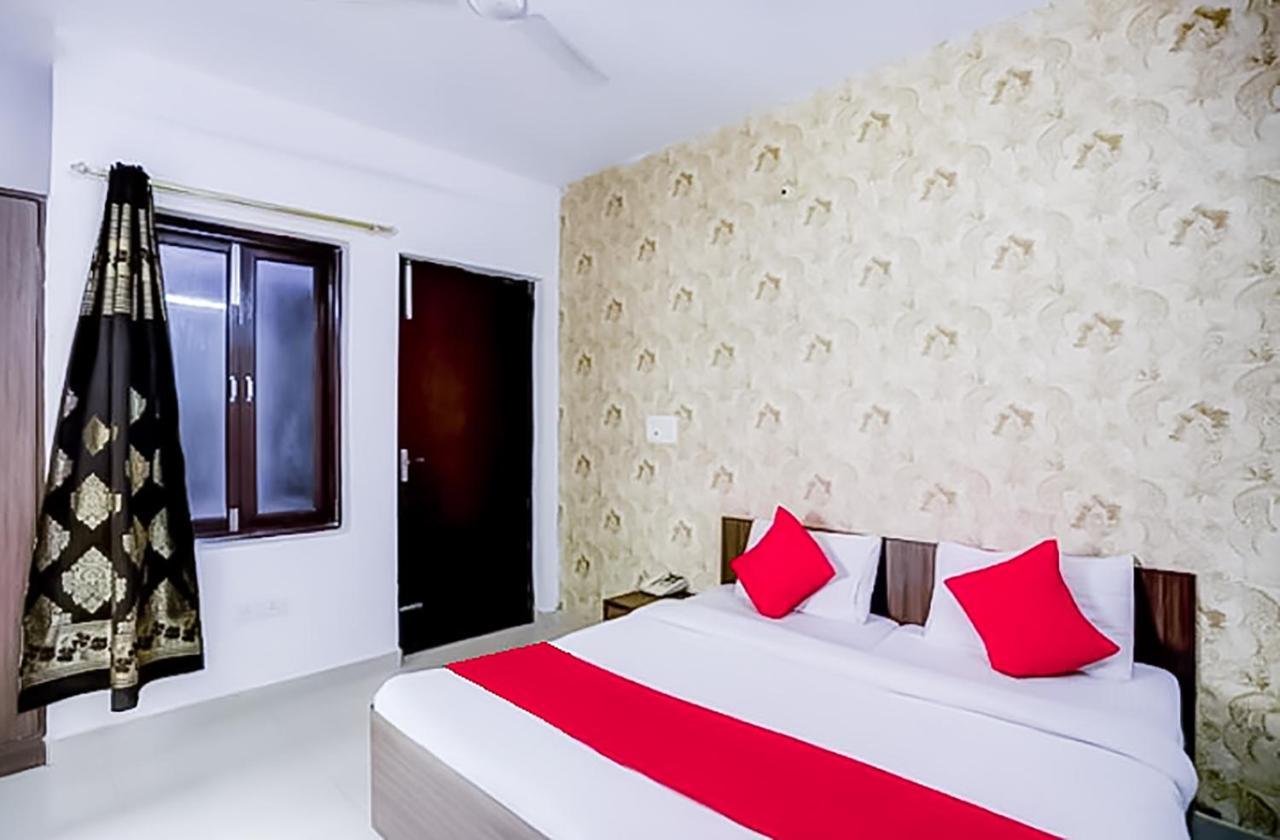 Deluxe In Lajpat Nagar Near Bikanerwala Hotel 3*