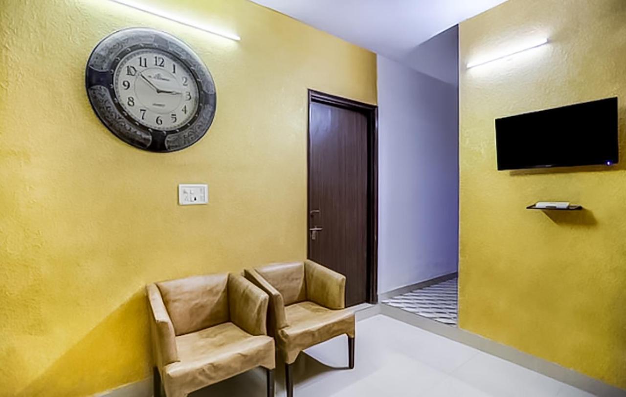 Deluxe In Lajpat Nagar Near Bikanerwala 3*