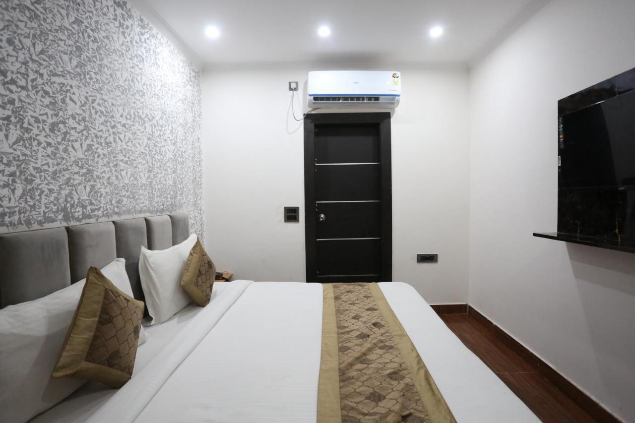 Twamev Couple Friendly Laxmi Nagar New Delhi