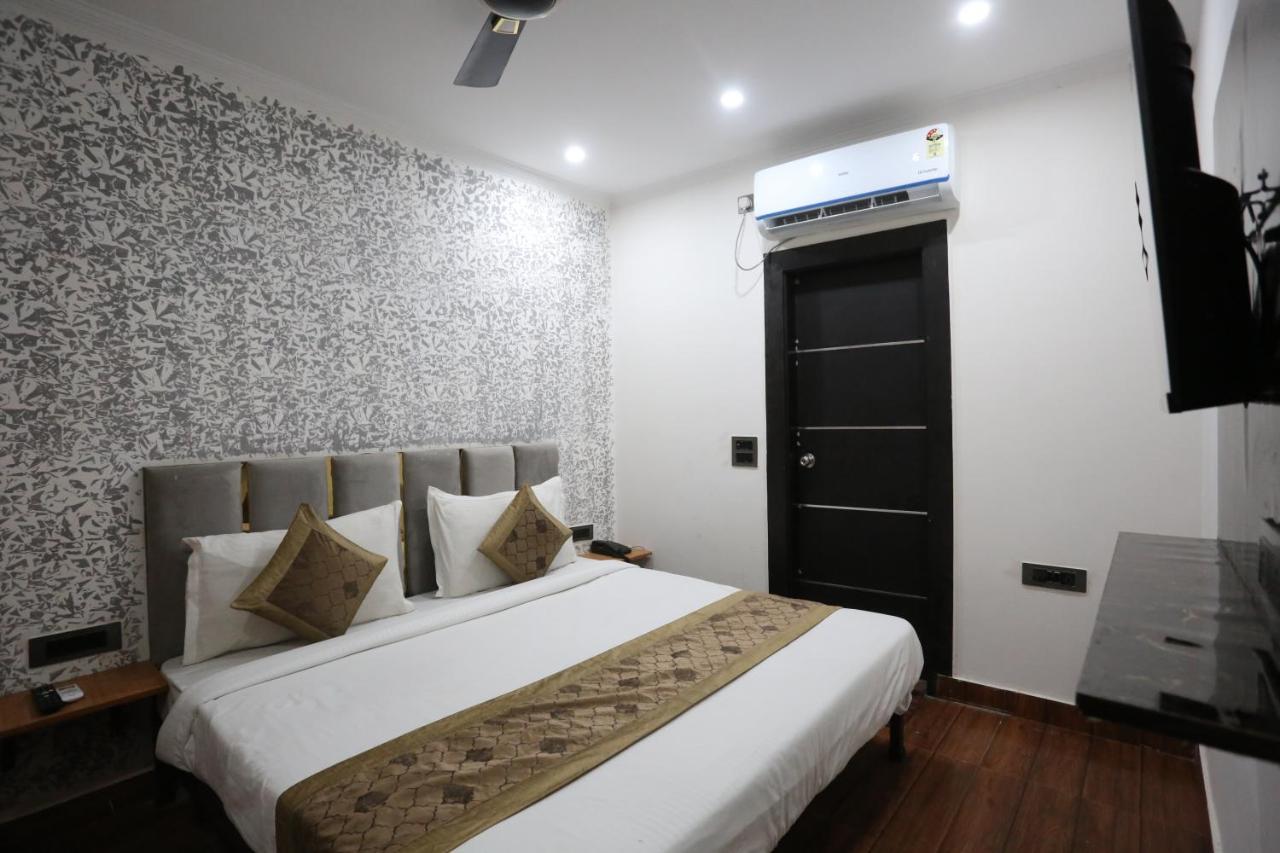 Twamev Couple Friendly Laxmi Nagar 3*