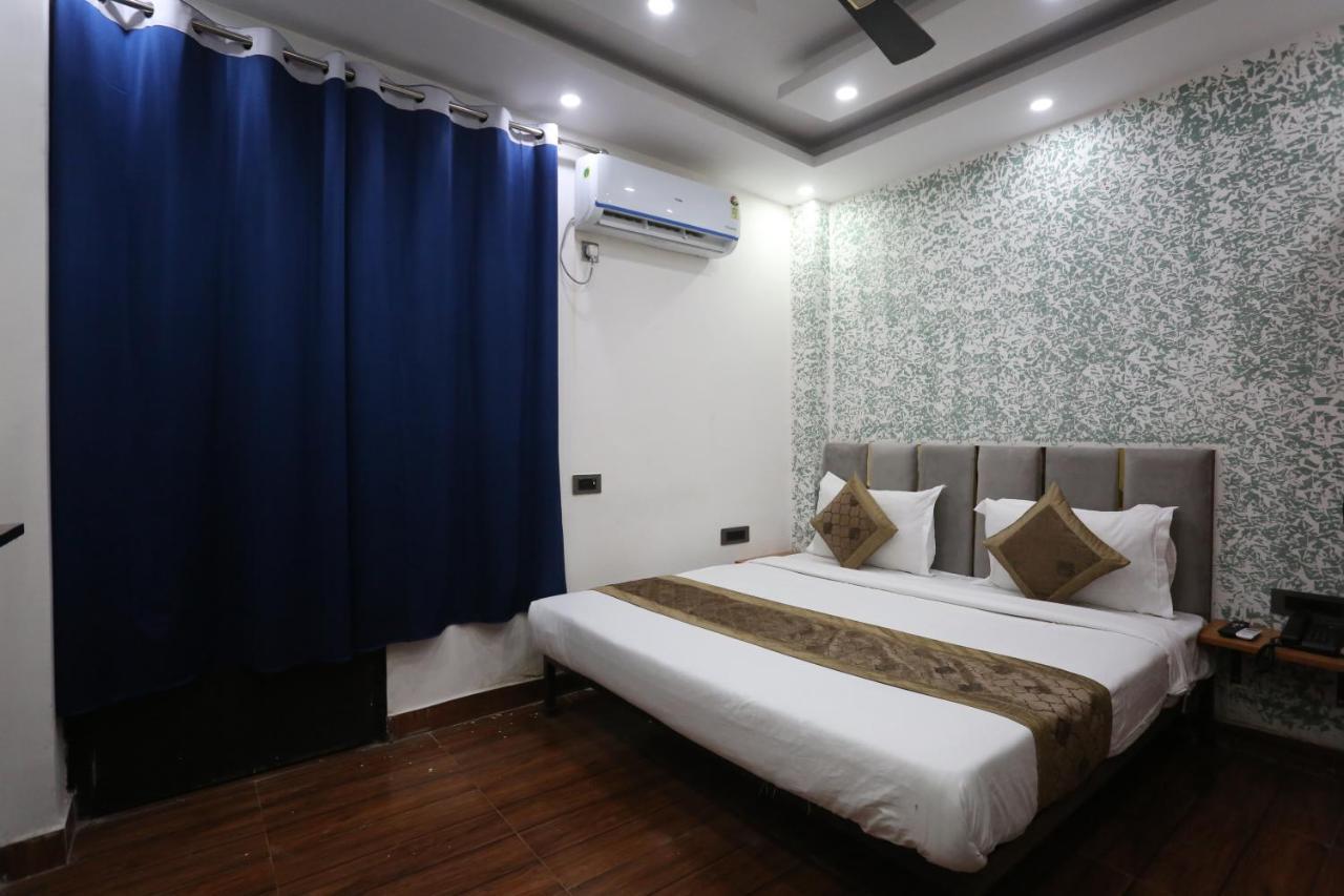 Twamev Couple Friendly Laxmi Nagar New Delhi