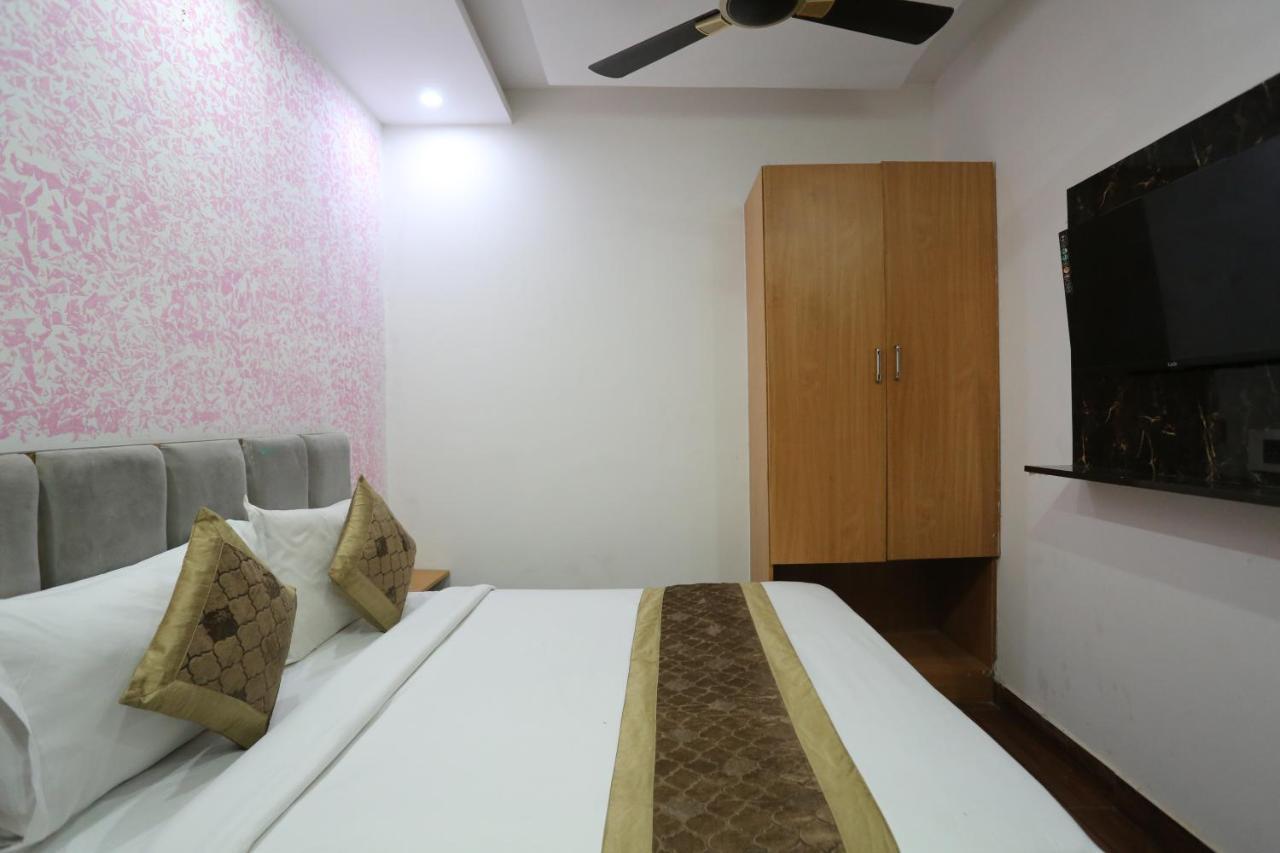 Hotel Twamev Couple Friendly Laxmi Nagar