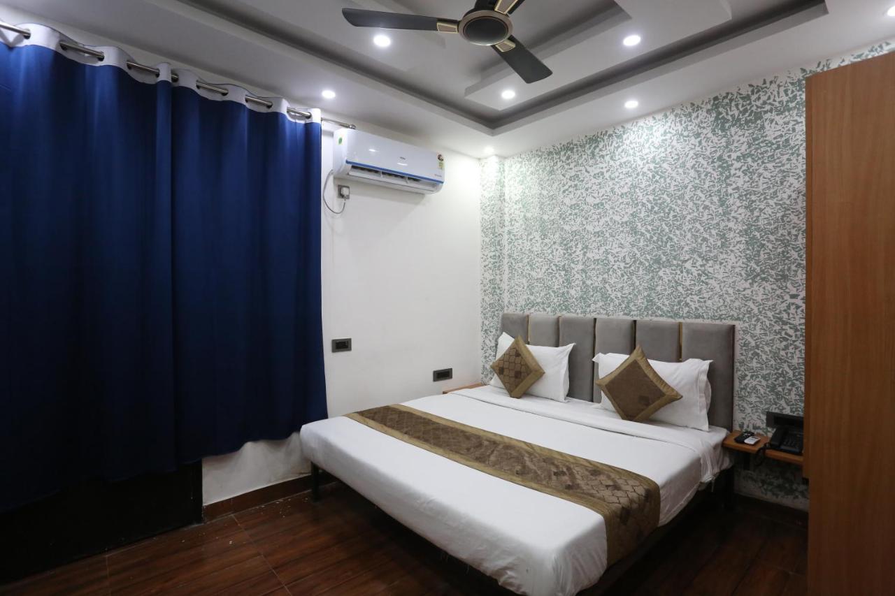 Twamev Couple Friendly Laxmi Nagar Hotel