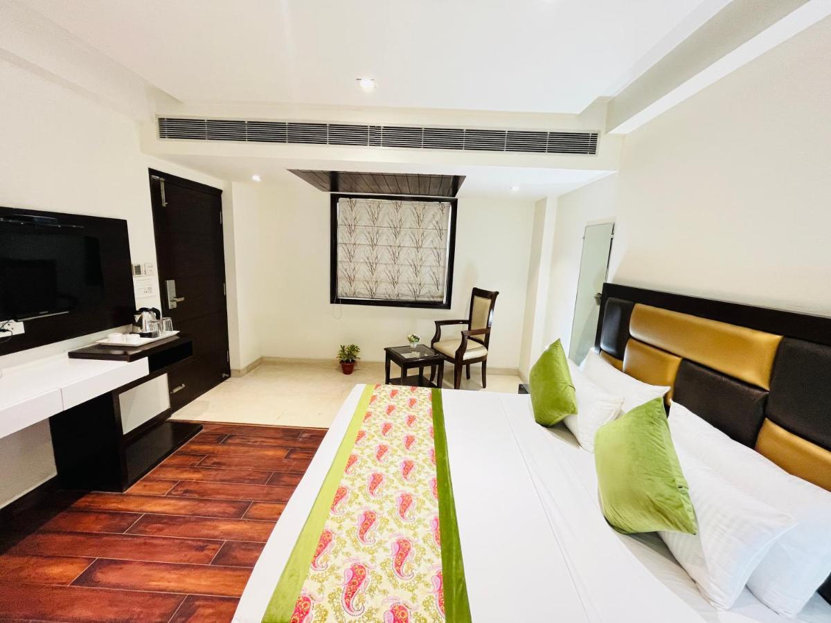 Aura Ip Grand Karkardooma Metro Station Couple Friendly New Delhi
