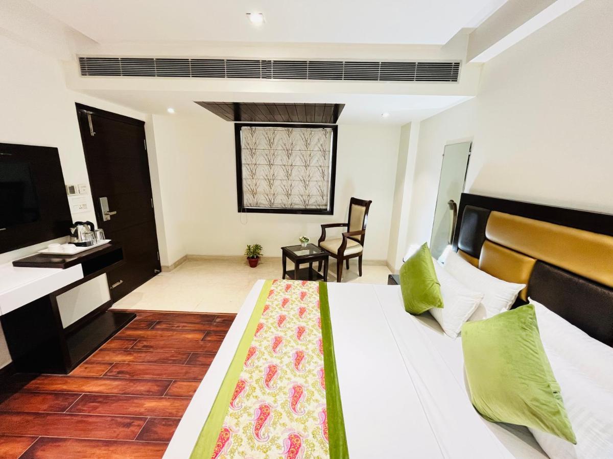 Aura Ip Grand Karkardooma Metro Station Couple Friendly New Delhi
