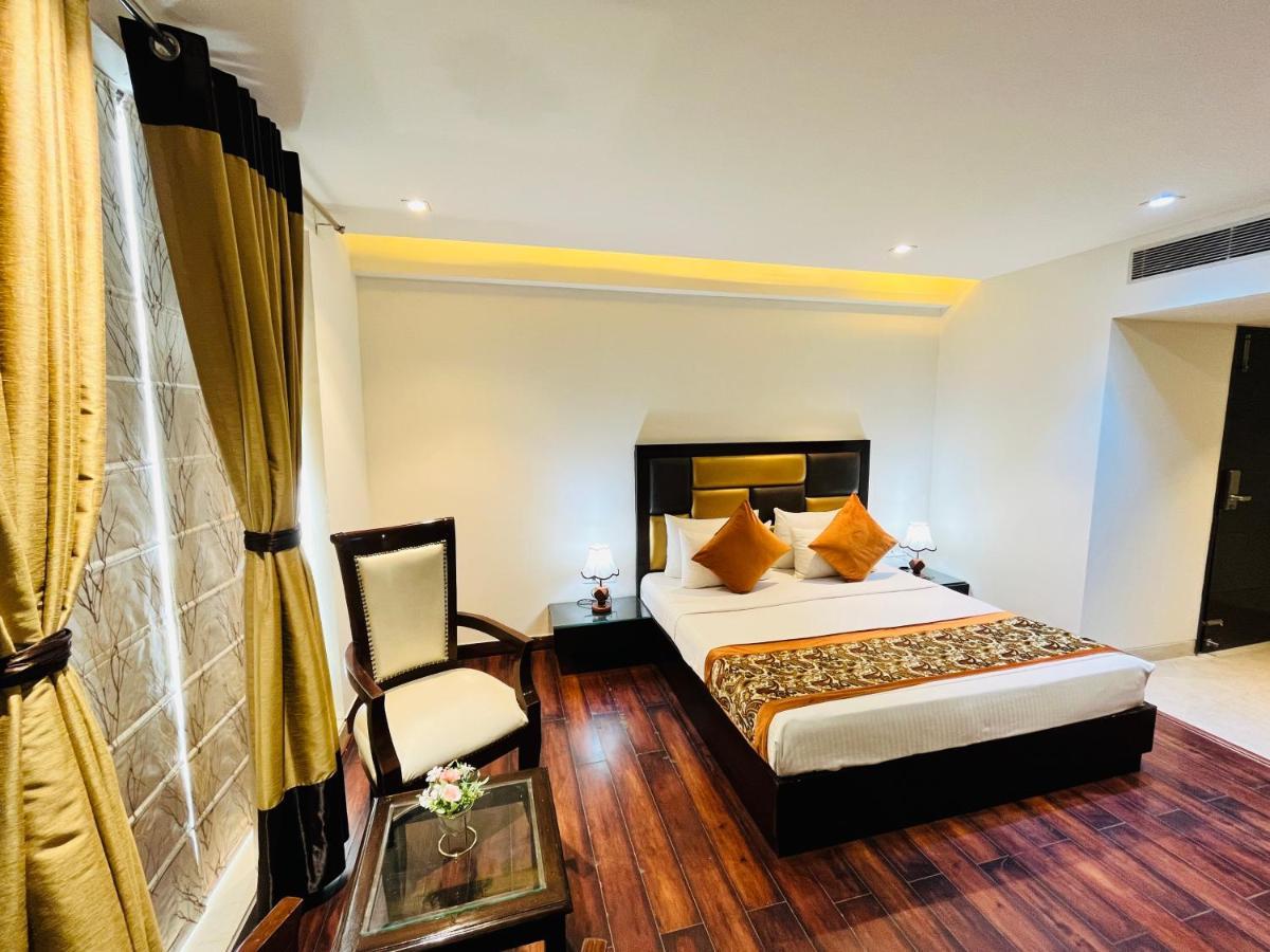 Hotel Aura Ip Grand Karkardooma Metro Station Couple Friendly New Delhi
