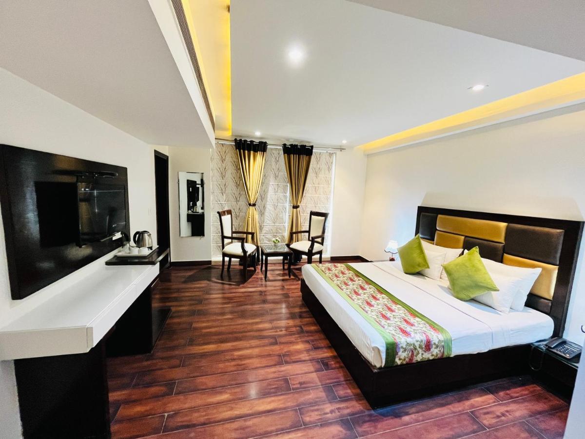 Hotel Aura Ip Grand Karkardooma Metro Station Couple Friendly New Delhi