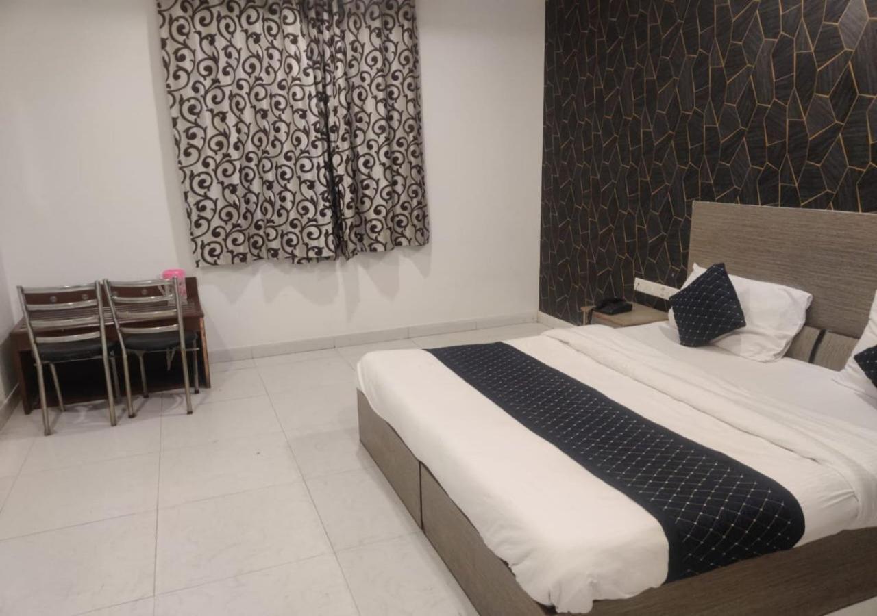 R S Plaza Near Igi International Airport Hotel Nova Deli