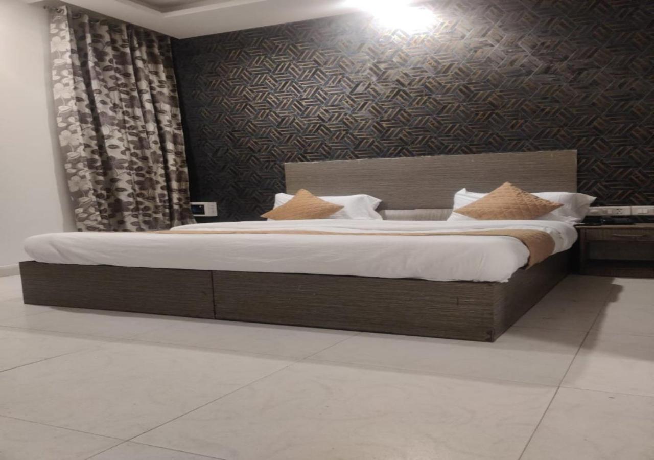 Hotel R S Plaza Near Igi International Airport Nova Deli